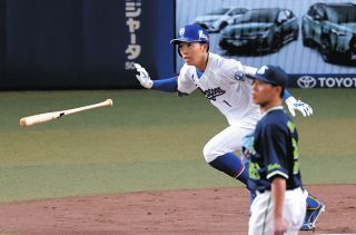 中日・上林誠知、ピンク！！ リストバンド・マスコットバット