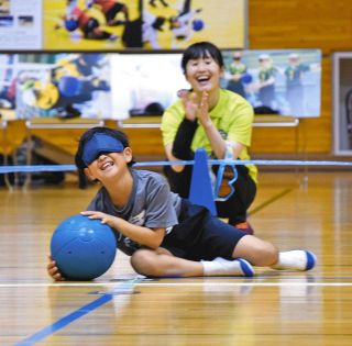 「暗闇の格闘技」に児童が挑む　多治見でゴールボール・パラ金メダリストが指導