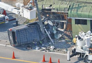 三重県桑名市の県道で車が倉庫に突っ込む　運転の男性投げ出され死亡