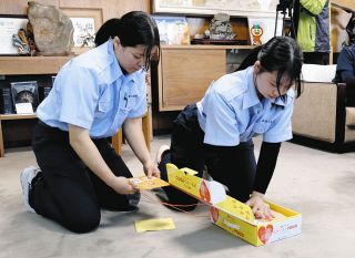 心肺蘇生訓練キットを使って　朝日大が瑞穂市に贈る