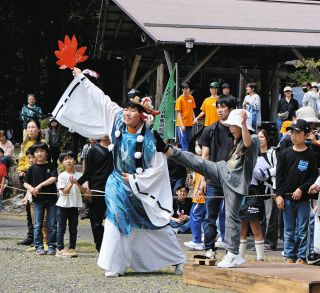 げた飛ばし、目当ての景品ゲット～！　瑞浪で天神窯春まつり