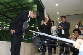 球団内でのオンラインカジノ利用について謝罪する中日ドラゴンズの朝田憲祐球団本部長（左）