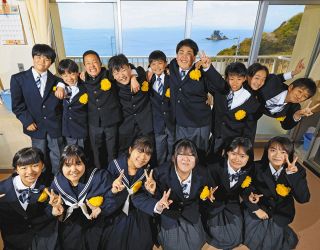 入学式を終え、海の見える教室で笑顔を見せる新入生たち