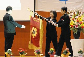 学び舎に別れ、ありがとう　木曽町日義、開田両中で卒業、閉校式
