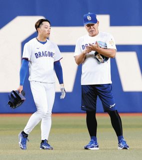 中日・上林誠知、ピンク！！ リストバンド・マスコットバット