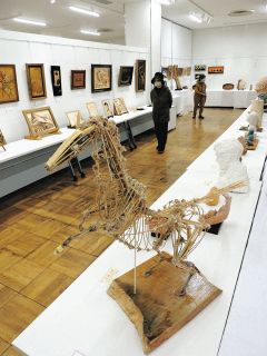 版画や木彫など創作見学も盛況　飯田・はにかむべーすで「創造の森　現場展」