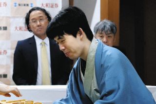 王将戦第5局、藤井聡太の一手に激震が走った　「まさか」主導権奪うスタイルへの変身