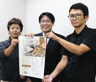 そば店開業プロジェクトをアピールする山根さん（中）と市職員＝伊那市役所で
