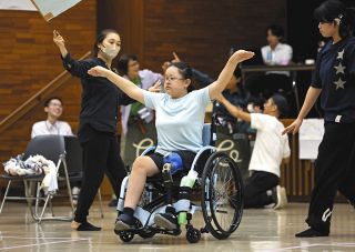 右目と左脚を失った、何度も涙を流した、それでも「くじけない」　車いすの中学生がアジアパラ大会開会式に出演へ