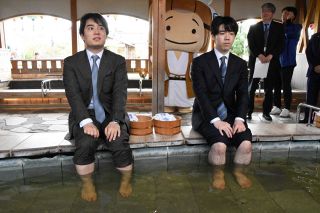 三好達治 絶筆の直筆原稿 親族宅に「春の落葉」 県文学館職員が