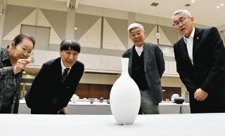 現代茶陶展、最高賞は花器「つぼみ」　セラトピア土岐で入賞・入選作品を展示