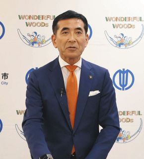 坂下診療所の方針を説明する小栗市長＝中津川市役所で

