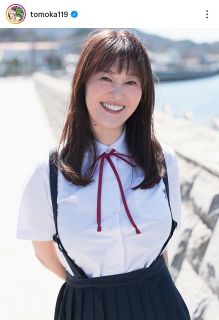 ◇前田敦子、知的メガネ＆エヴァシャツ姿【写真】：中日スポーツ・東京