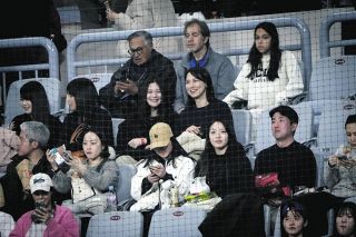 ◆大谷翔平の妻・真美子さん、スタンドで水原一平さんの妻といっしょに観戦【写真複数】