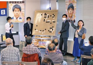 王冠戦の大盤解説会に羽根直樹九段ら登場　中根直行九段と金賢貞四段夫妻の軽妙掛け合いも