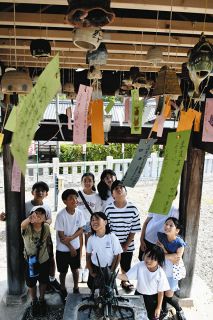 風鈴の音で地域を涼しく　土岐の久尻神社で泉西小児童が短冊に願い事