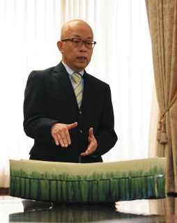 独自のやきもの「やらねば」　多治見の鈴木さん、市無形文化財「織部」保持者に