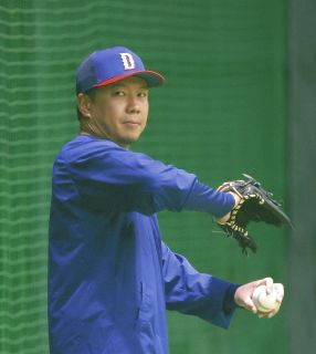 中日】「THANK YOU」「SHO NAKATA」中田翔引退Tシャツを着用し本人を