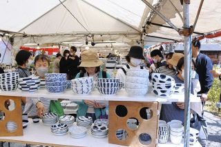全国各地の焼き物が一堂に　松阪・ベルファームで陶器市