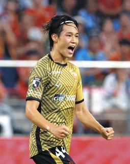 山中亮輔選手着用　サイン入りスパイク 山中亮輔の写真特集 | ゲキサカ