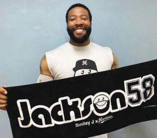 ロッテがジェイ・ジャクソン「Smiley　Jグッズ」販売 Tシャツを着てスマイルな日々を