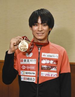 世界卓球で金の戸上隼輔選手「もっともっと上を」　津市スポーツ協会表彰式に出席