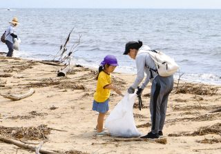 ウミガメ産卵地でごみ拾い　津市・白塚海岸で産卵できる環境整える