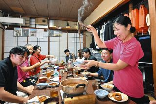 鍋で温めた「もずくみそ」を食べる先生たち