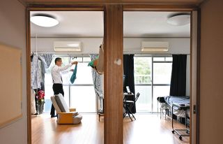 先生たちが２人一部屋で居住する寮の室内