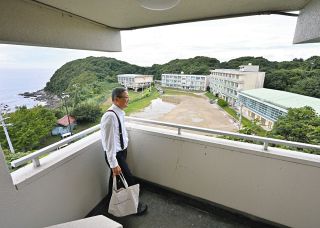 先生の寮からは学校を見渡すことができる