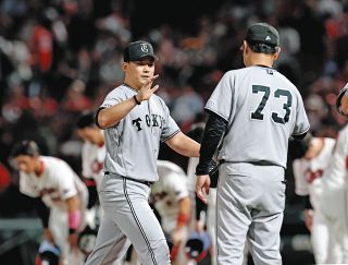 巨人、まさしく『9人野球』… 小笠原慎之介が完封、野手も交代なし、投手10人起用の前夜から一転 来季からセもDH制導入、これが最後の9人野球？