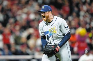 日本人初の大リーガー・村上雅則さん、始球式で華麗なストライク