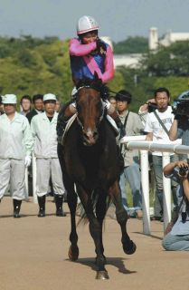 【写真】メイショウサムソンと松本好雄オーナー、石橋守騎手など複数