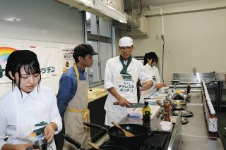 プロ料理人の指導受け準備着々　相可高の2年生3人、うまいもん甲子園へ