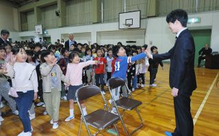 藤井聡太七冠のサプライズ登場に大歓声　瀬戸市の母校で特別授業「げた箱でランドセルを下ろしたら…」