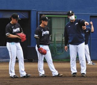 日本ハム木田コーチ投手陣へ『無理は禁物』実戦へ向け練習強度が上がるも「ケガで遅れるのはもったいない」