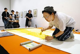 不死鳥の翼 光まとい輝く　21美できょうも公開制作