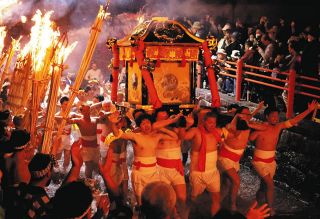 みこし担いだ男衆ら「うにょわい」　岐阜・神戸山王まつり