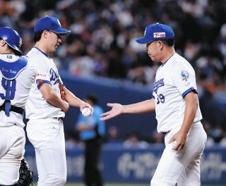 中日・上林誠知、ピンク！！ リストバンド・マスコットバット