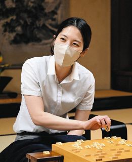 福間香奈女流王位が7連覇か、伊藤沙恵女流四段がかど番しのぐか　12日に女流王位戦第4局