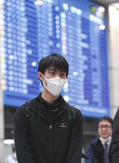 羽生結弦が新型コロナウイルス対策の白いマスク姿で韓国上陸…四大陸選手権は平昌五輪金メダルのプログラムで臨む