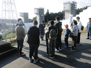 思ってたより大きな重機にびっくり　中津川でリニア工事現場の親子見学会