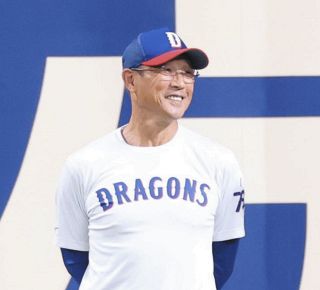 中日】「THANK YOU」「SHO NAKATA」中田翔引退Tシャツを着用し本人を