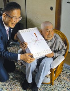 長生きの秘訣「16時から飲む」　津市長、市内最高齢108歳の海住さんを訪問