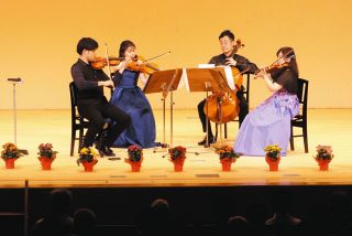 弦楽四重奏曲で刷新祝う　各務原・プリニーの文化ホール
