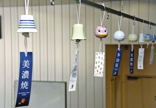 美濃焼風鈴、音色涼しげ　JR多治見駅などに設置