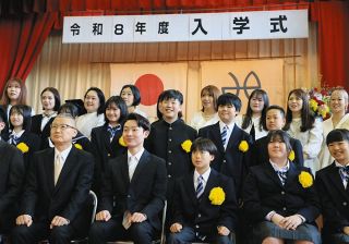 入学式の記念写真で笑顔を見せる新入生や保護者ら