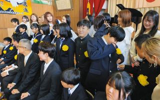 入学式の記念写真で笑顔を見せる最後の新入生の吉戸奏陽さん（中央）ら