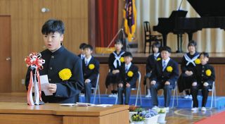 入学式で新入生代表として誓いの言葉を述べる吉戸奏陽さん