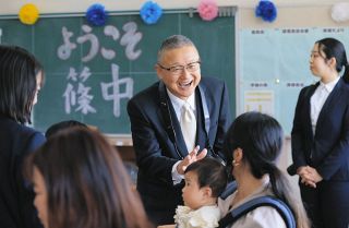 入学式を終え、教室で保護者と笑顔で話す冨田崇校長